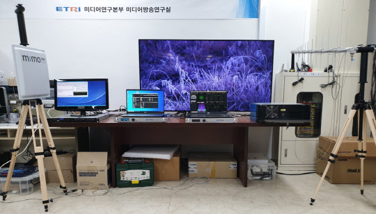 ETRI가 'NAB 2023'에서 공개하는 '역호환성 지원 MIMO 전송 시스템'으로, 별도의 주파수 자원 추가 없이 채널의 전송 용량을 2배 늘릴 수 있다.  ETRI 제공